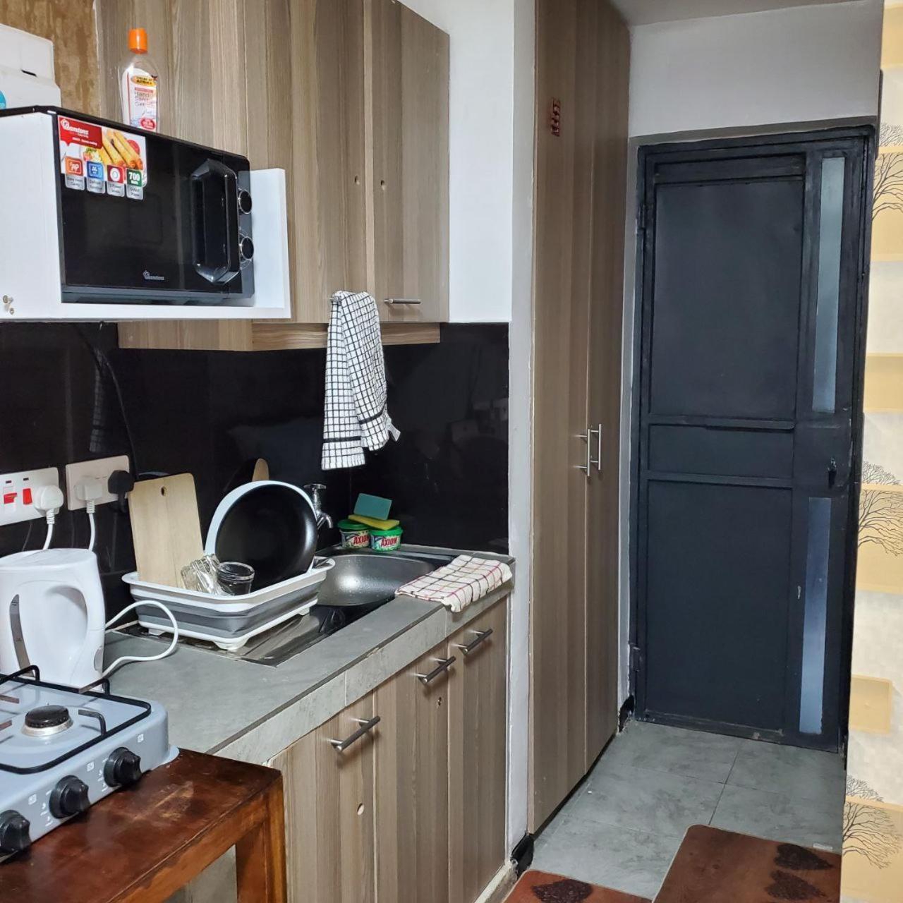 Lovely & Cozy Compact Studio Near Airport With Rooftop View Apartamento Nairobi Exterior foto