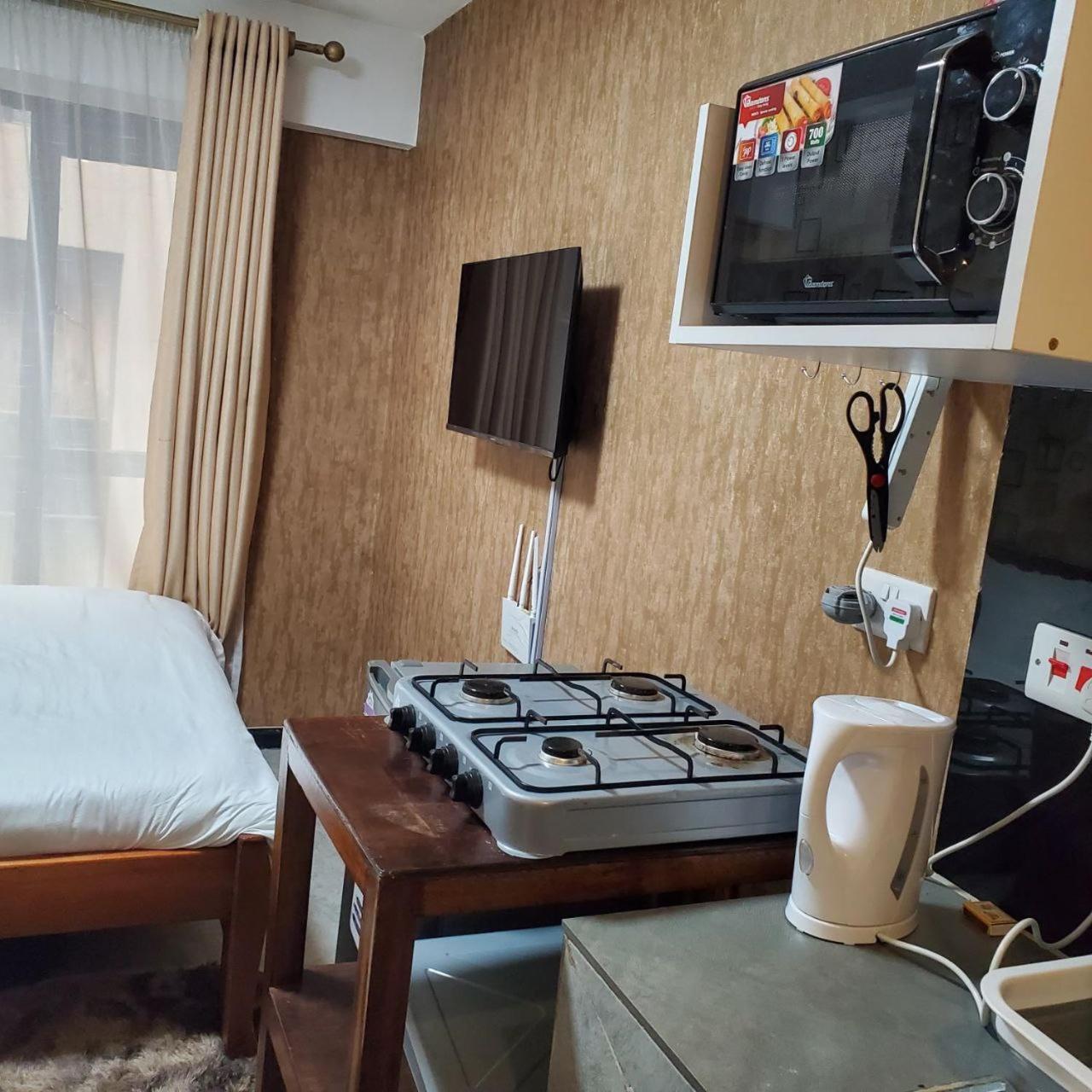 Lovely & Cozy Compact Studio Near Airport With Rooftop View Apartamento Nairobi Exterior foto